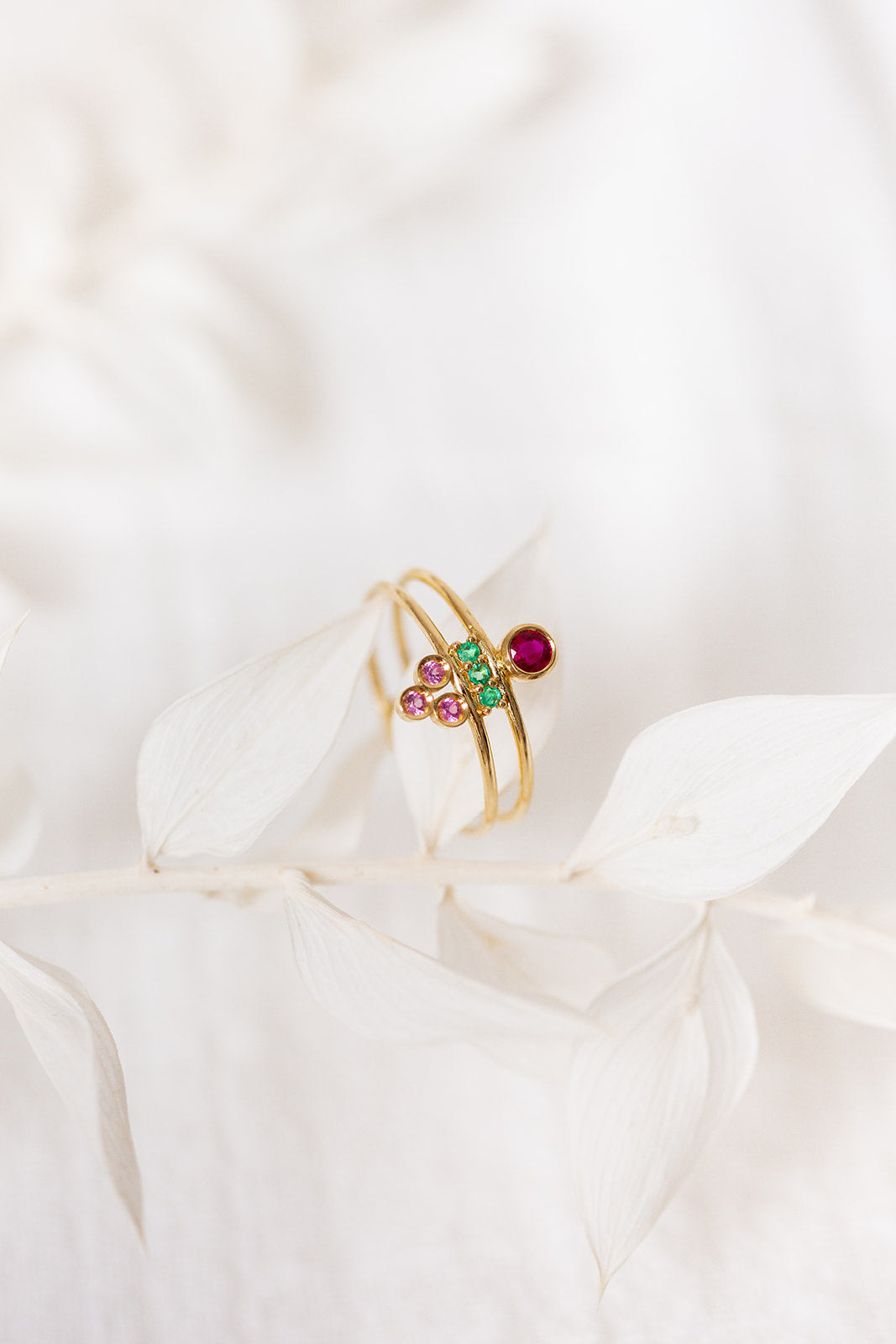 Bague double Synchronicity rubis, émeraudes et saphirs roses