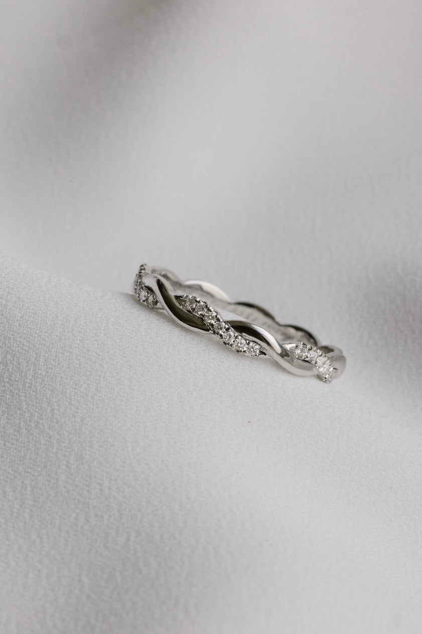 Clématite diamonds wedding band