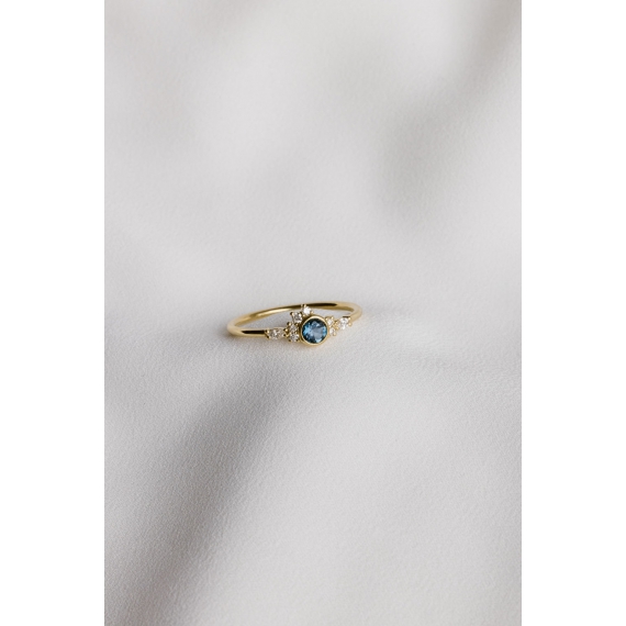 Lumineuse ring blue 4mm- 18k recycled gold, topaz & lab grown diamonds